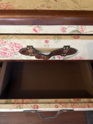 Mesita de noche estilo baúl floral