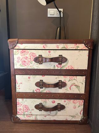Mesita de noche estilo baúl floral