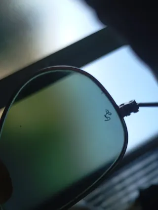 Gafas de sol Ray-Ban verdes y plateadas