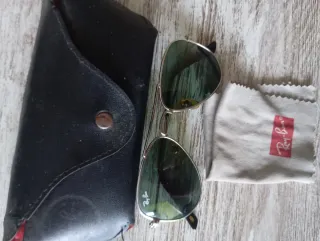 Gafas de sol Ray-Ban verdes y plateadas