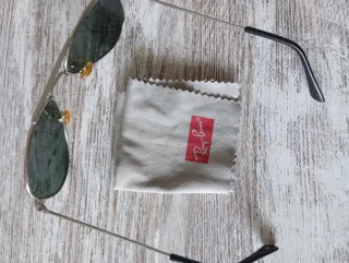 Gafas de sol Ray-Ban verdes y plateadas