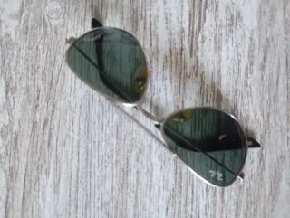 Gafas de sol Ray-Ban verdes y plateadas