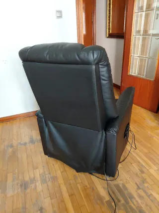 Sillón eléctrico elevable polipiel negro.