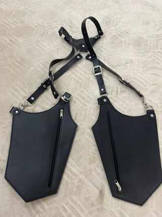 arnés negro con cremalleras
