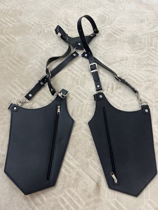 arnés negro con cremalleras