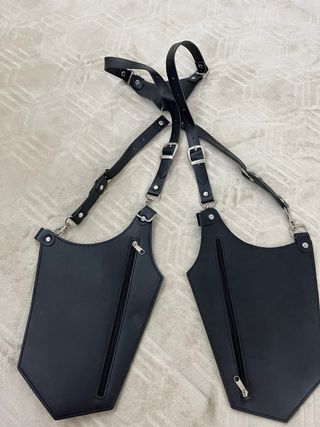 arnés negro con cremalleras