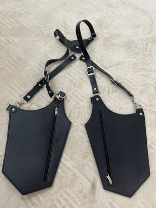 arnés negro con cremalleras