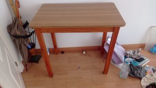 Mesa de madera estilo camilla