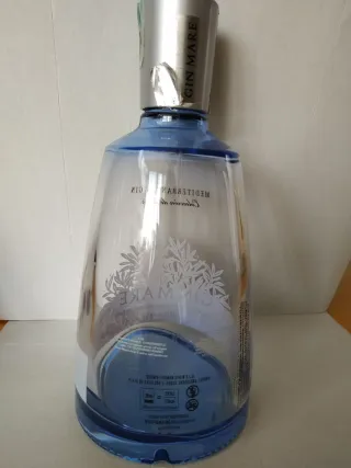 3 bottiglie vuote: Gin Mare, Averna, Gin Mazzetti