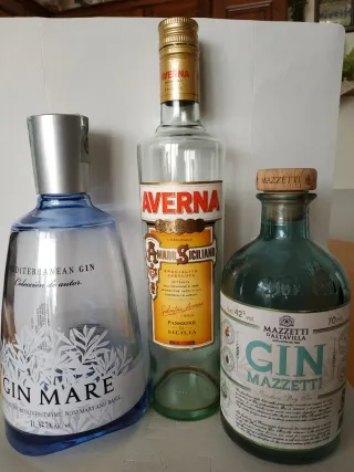 3 bottiglie vuote: Gin Mare, Averna, Gin Mazzetti