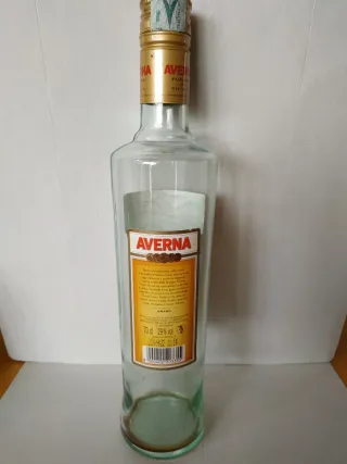 3 bottiglie vuote: Gin Mare, Averna, Gin Mazzetti