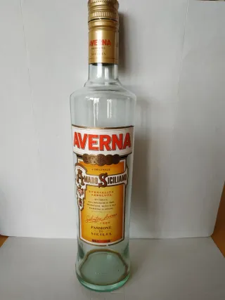 3 bottiglie vuote: Gin Mare, Averna, Gin Mazzetti