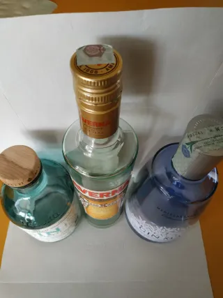 3 bottiglie vuote: Gin Mare, Averna, Gin Mazzetti