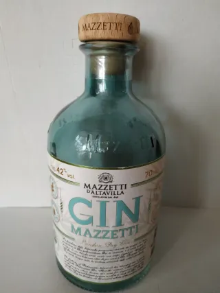 3 bottiglie vuote: Gin Mare, Averna, Gin Mazzetti