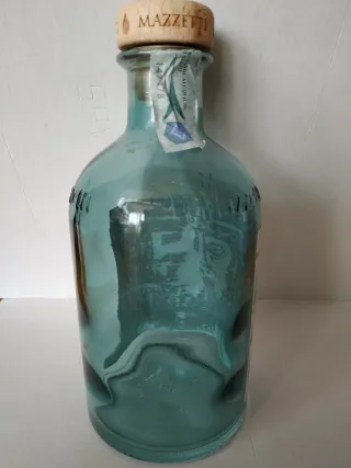 3 bottiglie vuote: Gin Mare, Averna, Gin Mazzetti