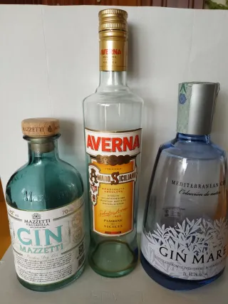 3 bottiglie vuote: Gin Mare, Averna, Gin Mazzetti