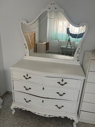 Cómoda blanca con espejo