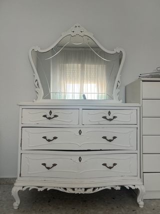 Cómoda blanca con espejo