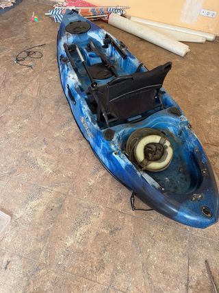 Kayak de pesca en azul con asiento elevado y remos