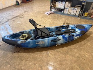 Kayak de pesca en azul con asiento elevado y remos