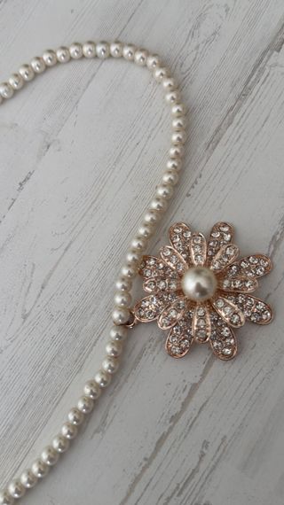 Collar perlas flor pedrería