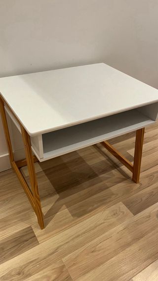 Escritorio infantil blanco y madera