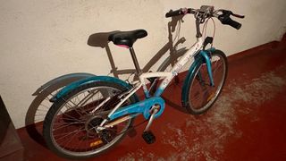 Bicicleta infantil Btwin azul y blanca
