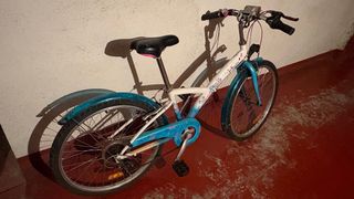 Bicicleta infantil Btwin azul y blanca