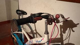 Bicicleta infantil Btwin azul y blanca