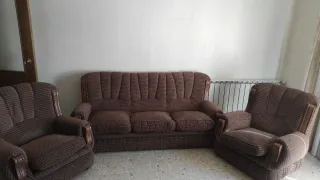 Sofá y dos sillones antiguo de tela y madera