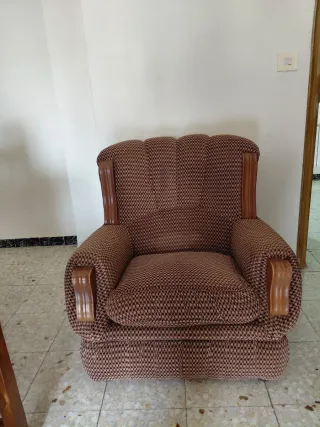 Sofá y dos sillones antiguo de tela y madera