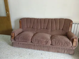 Sofá y dos sillones antiguo de tela y madera