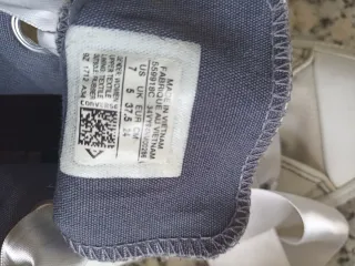 Converse plateadas con lazos de satén están muy bi