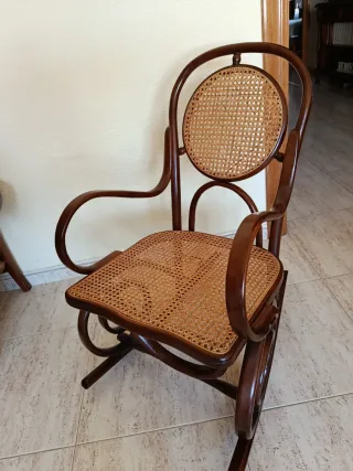 Mecedora de madera de nogal con ratán