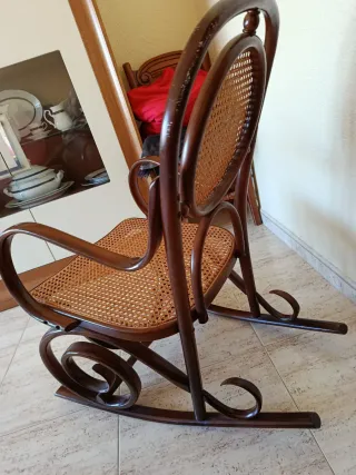 Mecedora de madera de nogal con ratán
