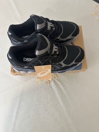 Zapatillas ASICS Negras y Grises