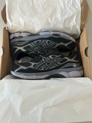 Zapatillas ASICS Negras y Grises