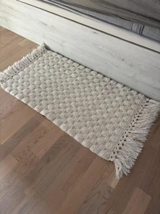 Alfombra beige con flecos