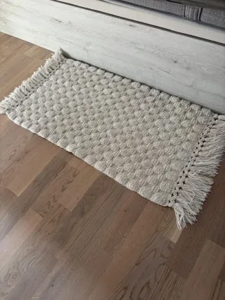 Alfombra beige con flecos