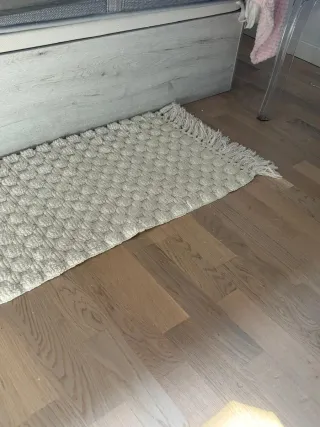 Alfombra beige con flecos