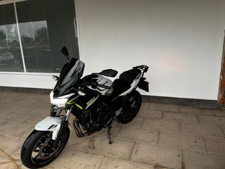Kawasaki Z650 Negra y Blanca