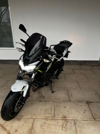 Kawasaki Z650 Negra y Blanca