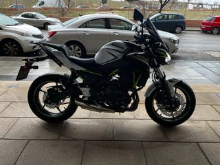 Kawasaki Z650 Negra y Blanca