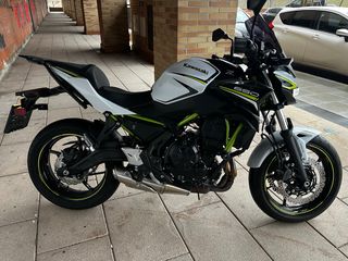Kawasaki Z650 Negra y Blanca