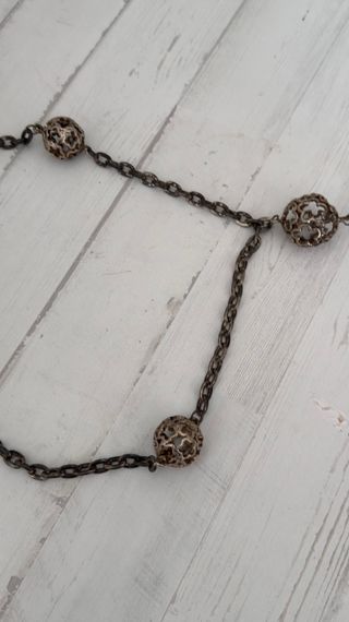 Collar largo con esferas y borla