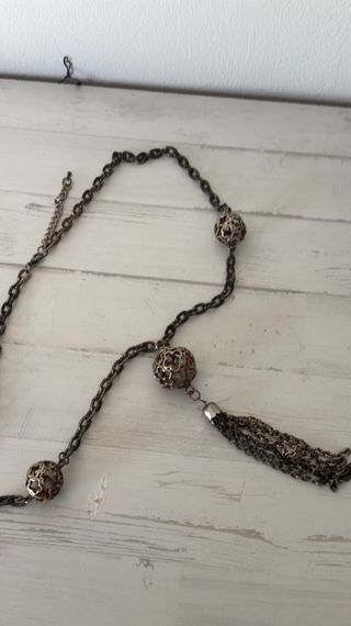 Collar largo con esferas y borla