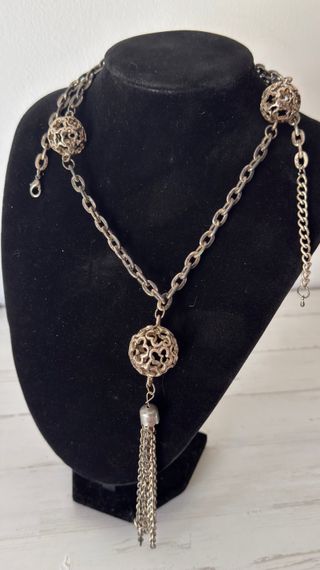 Collar largo con esferas y borla