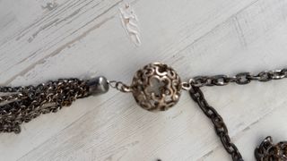 Collar largo con esferas y borla