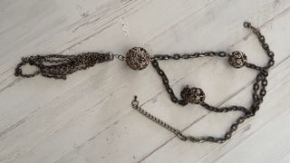 Collar largo con esferas y borla