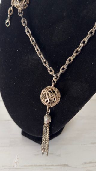 Collar largo con esferas y borla